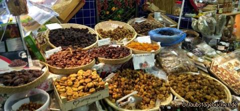 Getrocknete Früchte: Getrocknete Früchte in der Markthalle von Lagos