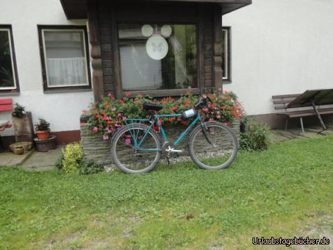 Rad vorm Haus : Mein treuer und sicherer Begleiter der Reise vor meinem Elternhaus, jedoch bereits ohne Gepäck.
