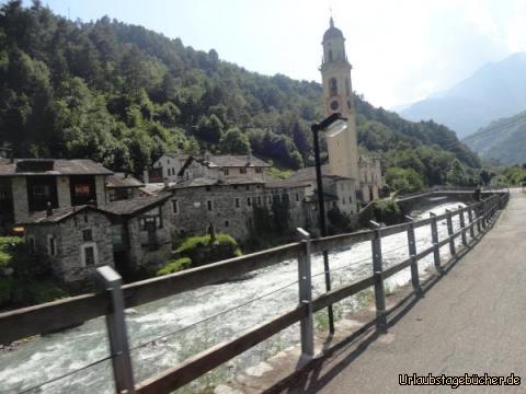 Dorf im Bregagliatal: Ein Dorf im Bregagliatal, italienischspechende Schweiz 