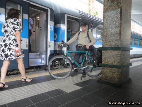 Nach Ankunft in Genua : Ich beim Ausstieg vom Zug in Genua 