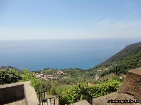 Genua iuz: Ein Ausblick auf der Fahrt zum Bahnhof Framura, der zwischen den Felsen am Meer liegt.