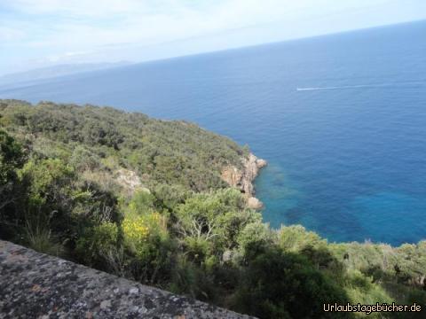 Genua ghzui: Einer der vielen Meerausblicke, Im Hintergrund die Insel Giglio 