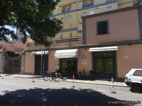 Genua ghzgjj: Vor der Abfahrt vor unserer Unterkunft in Ladispoli.