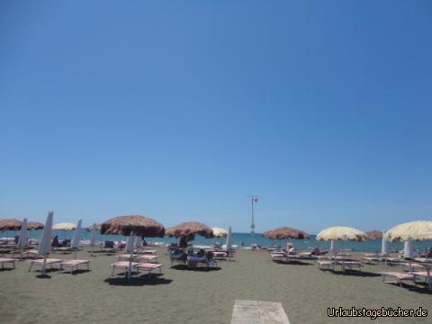 Genua zhnbb: Am Strand in Fregene, in der Nähe der Tibermündung.