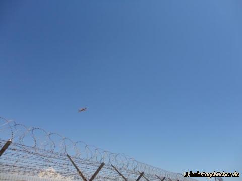 Genua dghztz: Am Radweg entlang des Flughafens von Rom, leider ganz klein am Bild ein Flugzeug im Steigflug .