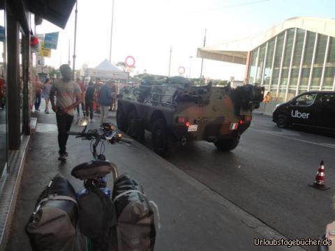 Genua ghzbnhh: Militär Präsenz am Bahnhof.