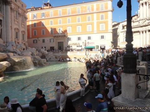 Genua klzhkk: Menschenmassen am Trevibrunnen.