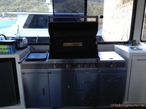 Grill: So, an diesem kleinen Grill, der im Hausboot stand, haben wir dann mal Burger gegrillt :-)