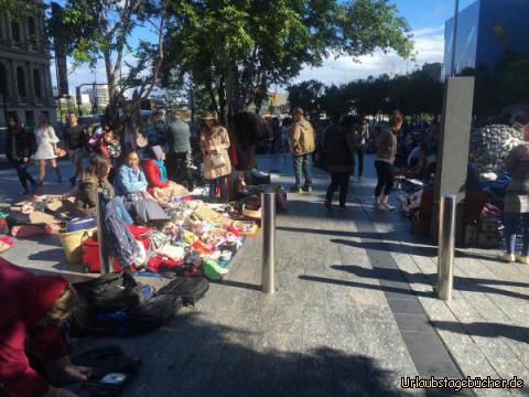 Brisbane8: Das erinnert mich an meine Kindheit, als wir vor Woolworth saßen und versucht haben unsere Spielzeuge zu verkaufen.
Dies ist in Brisbane ein ganz normaler Trödelmarkt :-)