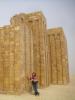 Umfassungsmauer: mit Vivian auf der Schulter und Viktor hinter mir
lehne ich an der Umfassungsmauer der Djoser-Pyramide
die im Stil der Palastfassadenarchitektur erbaut wurde