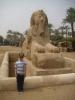 Alabastersphinx: Viktor im Garten des Freilichtmuseums bei Mit Rahina
neben der 8,7 × 4,7 Meter großen Alabastersphinx,
die einst im Tempel des Ptah in Memphis stand