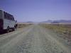 ich hinterm Truck: unser Weg Richtung Namib und ich hinterm Truck