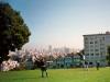 Anja vor den Painted Ladies: und hier steht Anja vor den "Painted Ladies"
und dahinter sieht man wieder die Skyline von San Francisco