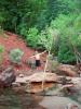 See: oberhalb des Wasserfalls war ein idyllischer kleiner See