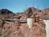 Brücke zum Hoover Dam: diese Brücke ist die Zufahrt zum Hoover Dam
(Man beachte die vielen Strommasten am Berg)