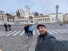 wir auf der Piazza della Libertà: in Udine besuchen wir die Piazza della Libertà,
hinter uns sieht man die Loggia e Tempietto di San Giovanni
und das Castello di Udine
