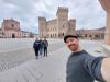 wir vor Castello Estense: das Castello Estense in Mesola ist leider geschlossen, 
deshalb laufen wir nur eine Runde drum herum 