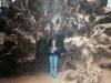 Sequoiawurzel: Anja in den Wurzeln eines umgestürzten Mammutbaums
mit einem riesigen (Mammutbaum-)Zapfen in der Hand