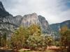 Bridalveil: der Bridalveil Wasserfall (links von der Bildmitte) ist schwer zu erkennen,
da er zu dieser Zeit des Jahres nur wenig Wasser führt
(das wenige Wasser fällt trotzdem 189 m in die Tiefe)