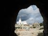 Blick aus der Höhle auf den Leuchtturm: Blick aus der Höhle auf den Leuchtturm