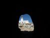 Blick aus der Höhle auf den Leuchtturm: Blick aus der Höhle auf den Leuchtturm