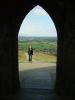 Abstieg: ich kurz vor dem Abstieg vom Glastonbury Tor
durch die Ruine des Turms von St. Michael’s fotografiert