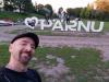 wir in Pärnu: im Valli Park von Pärnu
(im Hintergrund sieht man sogar Stadttor und Kirchturm)