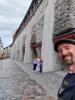 wir an der Stadtmauer: die riesige Stadtmauer von Tallinn ist noch sehr gut erhalten 