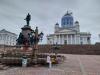 ich auf dem Senatsplatz: auf einer Bank am Brunnen auf dem Senatsplatz vor dem Dom in Helsinki 