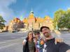 wir vorm Rådhuset Östersund: das Rådhuset (Rathaus) von Östersund