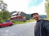 wir in Borgund: mit unserem Auto vor der Stabkirche (und noch einer anderen Kirche) von Borgund