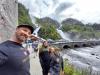 wir am Wasserfall: die Gischt des Doppelkaskadenwasserfalls Låtefoss spritzt bis auf die Straße 