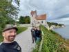 wir an Stevens Klint: die Kirche von Højerup ist schon zum Teil die Klippen von Stevens Klint hinunter gestürzt