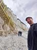 wir an Møns Klint: eine lange Treppe führt uns ans Meer hinab
zu Füßen der Klippen von Møns Klint