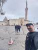 wir vor der Esrefoglu-Moschee: von außen sieht die Eşrefoğlu-Moschee in Beyşehir eher unscheinbar aus 