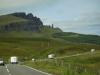 Old Man of Storr: hinten im Bild sieht man den "Old Man of Storr", eine 48 Meter hohe Felsnadel
vorn sieht man die letzten 3 Fahrzeuge der italienischen Wohnmobilkolonne