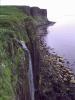 Kilt Rock: der Mealt Wasserfall stürzt die 55 Meter hohen Klippen des Kilt Rock hinab
