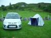 Zelt: unser Auto und unser Zelt auf dem Gairloch Holiday Park Caravan und Camping
(und ich sitze im Auto, wo ich vor den blöden Fliegen sicher bin)