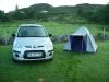 Zeltplatz: unser vom Morgentau benetztes Zelt (und Auto)
auf dem Gairloch Holiday Park Caravan und Camping