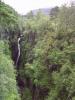 Corrieshalloch Gorge: der 46 m hohe Wasserfall Falls of Measach
stürzt in die 1,5 km lange und 60 m tiefe Schlucht Corrieshalloch Gorge
(und direkt darüber ist die Fußgängerbrücke, die wir überquert haben)