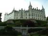 Katy vorm Dunrobin Castle: ich auf einer Bank im Garten des Dunrobin Castle
