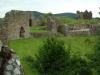 Katy im Urquhart Castle: ich auf einer Bank in der (ehemaligen) Großen Halle des Urquhart Castle
und schräg hinter mir sieht man das Tower house herausragen