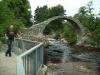 Carr Bridge: Eno neben der Carr Bridge in Carrbridge,
der ältesten Brücke Schottlands (erbaut 1717 über den River Dulnain)