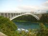 Rainbow Bridge: über die 442 m lange Rainbow Bridge überqueren wir in 61,5 m Höhe den Niagara River
und damit die Grenze von Kanada nach USA direkt neben den Niagarafällen