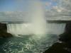kanadischer Niagarafall: der kanadische Teil der Niagarafälle ist mehr als doppelt so breit (792 m Kantenlänge)
und hat mehr als die doppelte freie Fallhöhe (52 m) als der US-amerikanische Teil
und wird aufgrund seiner halbrunden Form Horseshoe (deutsch: Hufeisen) genannt