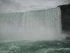 Gischt: der kanadischen Teils der Niagarafälle aus der Nähe,
in dessen Gischt wir gerade hineinfahren