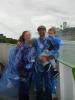 Familienfoto: die ganze Familie in blauen Regencapes auf dem Boot vor den Niagarafällen
v.l.n.r.: Mama Katy, ich (im Tuch), Papa Eno und mein Bruder Viktor