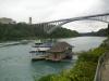 Boot: die "Maid of the Mist", mit der wir in die Gischt der Niagarafälle gefahren sind,
an der Anlegestelle auf US-amerikanischer Seite und vor der Rainbow Bridge