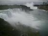 Niagara Falls Observation Tower: die Niagarafälle vom Niagara Falls Observation Tower aus gesehen
(links vorn der US-amerikanische und hinten der kanadische Teil,
das Boot ist die "Maid of the Mist")