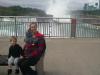 Bankbild: Viktor, Mama (Katy) und ich vor den Niagarafällen